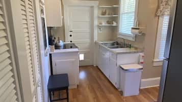 Frigorífico, microondas, placa de cocina y cafetera o tetera