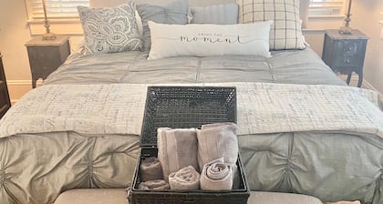 Quaint Bungalow walking distance to downtown DeLand, 2 weeks maximum Stay