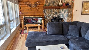 Smart TV, stereo - Close to Acadia hikes! Relaxing deck with firepit! 10-min walk to  ocean access. (Tremont)