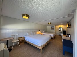 Suite | Desk, blackout drapes, iron/ironing board, WiFi (free)