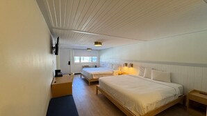 A room with two beds, a desk, and a bench. - Maple Leaf Inn - Lake Placid (Lake Placid)