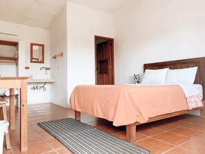 Basic-Doppelzimmer | Individuell eingerichtet, Schreibtisch, laptopgeeigneter Arbeitsplatz