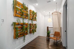 Interior - Spacious Home with Big Backyard, Jacuzzi, and Pool Bishops Art District & Dallas (Dallas)