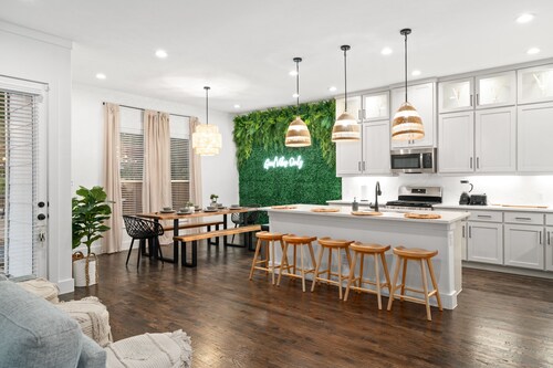 Spacious Home with Big Backyard, Jacuzzi, and Pool Bishops Art District & Dallas