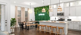 Spacious Home with Big Backyard, Jacuzzi, and Pool Bishops Art District & Dallas