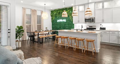 Spacious Home with Big Backyard, Jacuzzi, and Pool Bishops Art District & Dallas