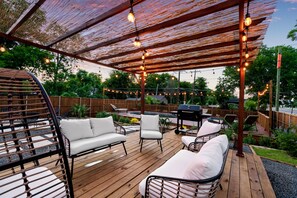 Terrace/patio - Spacious Home with Big Backyard, Jacuzzi, and Pool Bishops Art District & Dallas (Dallas)