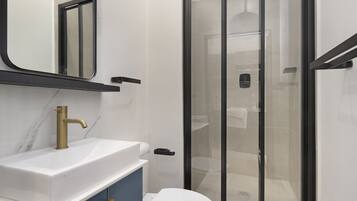 Gratis toiletartikelen, een haardroger, handdoeken