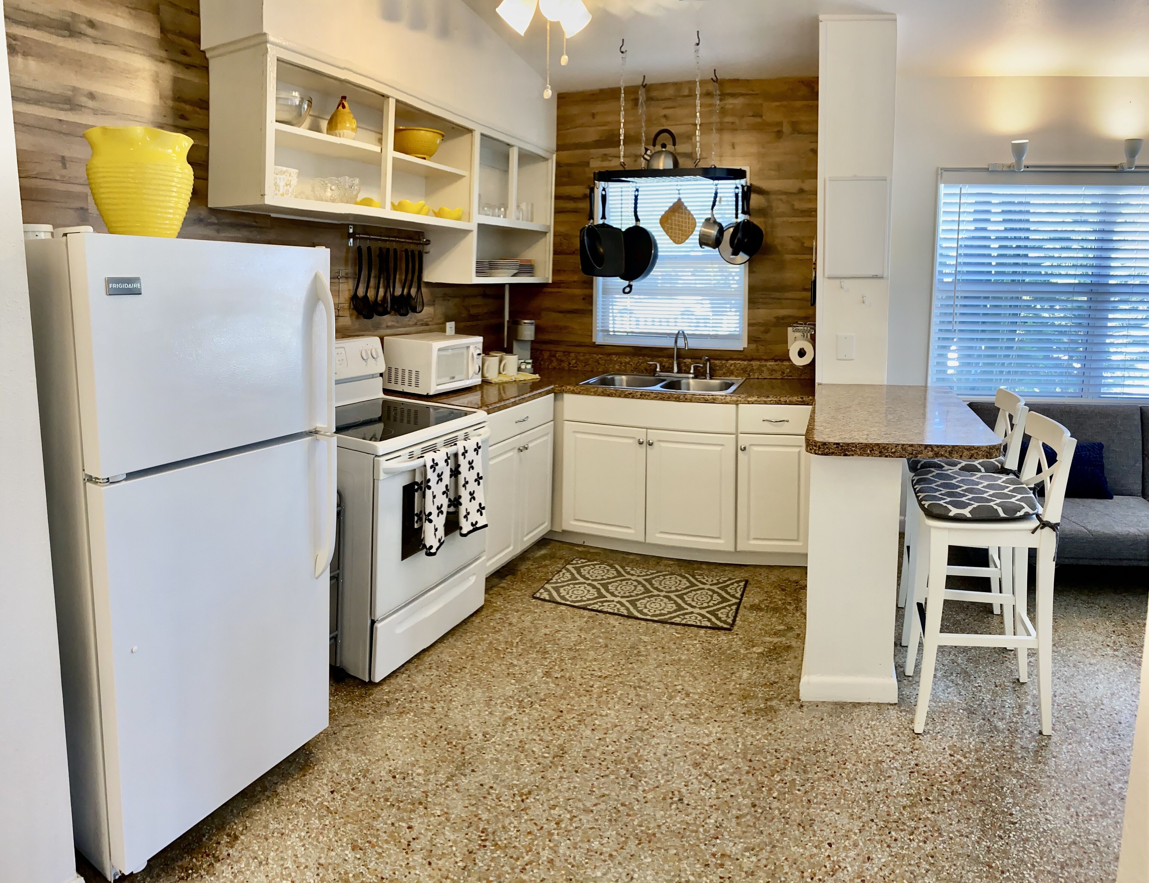 Coastal Cottage 370: 1B/1B Two Blocks to the Beach