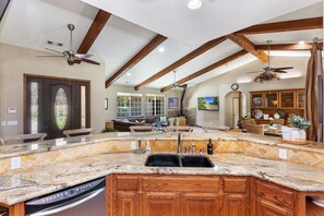 المنشأة من الداخل