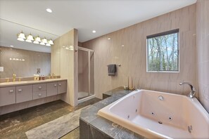 Combined shower/tub, jetted tub, hair dryer, towels