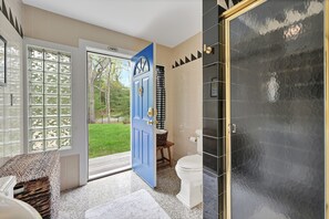 Combined shower/tub, jetted tub, hair dryer, towels - East Hampton Escape (East Hampton)