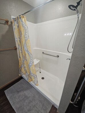 Shower, hair dryer, towels, soap - Grandma's House in the Woods, only one mile from Custer (Custer)