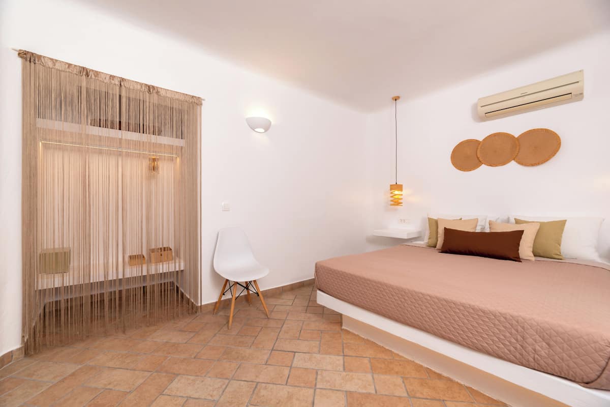 Deluxe Suite with Pool View | 1 bedroom, iron/ironing board, free WiFi, bed sheets