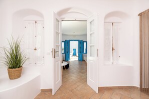 Deluxe Suite with Pool View | Wohnbereich | Flachbildfernseher