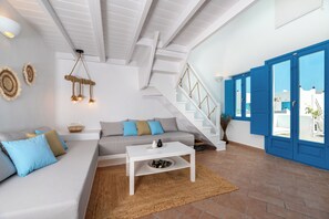 Superior Suite with Pool View | Coin séjour | Télévision à écran plat