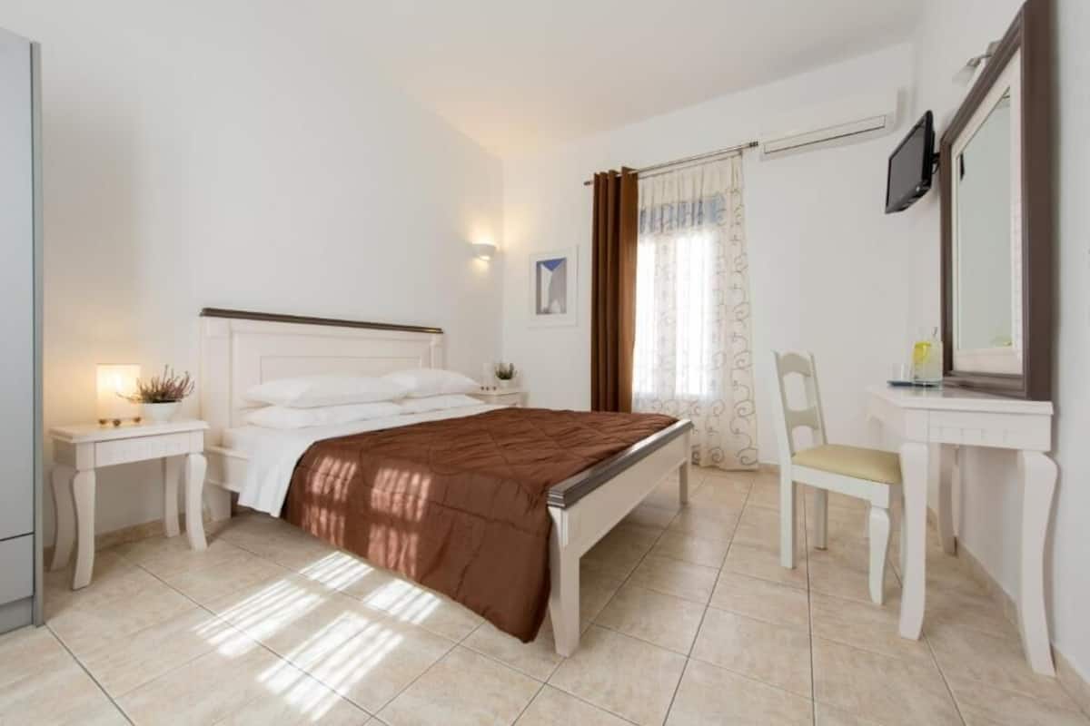 Double Room, Partial Sea View | 1 bedroom, iron/ironing board, free WiFi, bed sheets