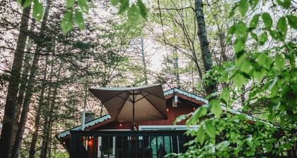 ★Centrally-located chalet w/ deck + Saco nearby★
