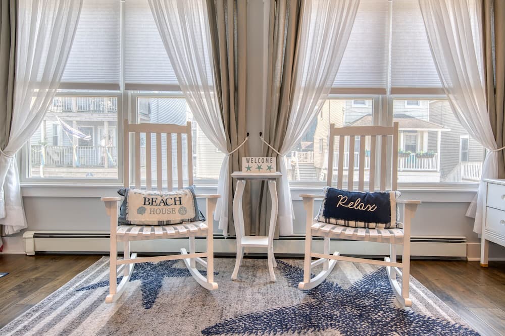 Cheerful 3 br home ~ One block to beach & Downtown