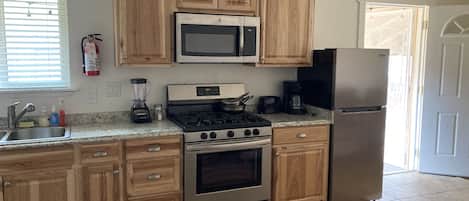 Refrigerador, microondas, horno y parrilla de estufa