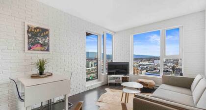 One Bedroom & Den SUB-Penthouse Vancouver Views!