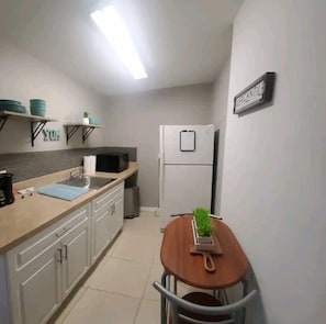 Kühlschrank, Mikrowelle, Wasserkocher mit Kaffee-/Teezubehör, Esstisch
