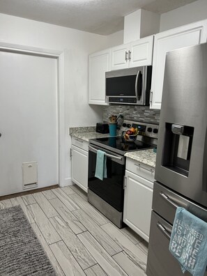 Private kitchen - Townhouse with two master suites and two queen sleeper in living area (Gulf Breeze)