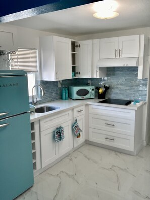 Réfrigérateur, micro-ondes, four, plaque de cuisson