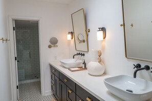 Badewanne, Haartrockner, Handtücher, Seife