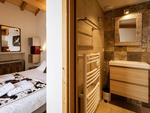 4 bedrooms, travel cot, WiFi, bed sheets
