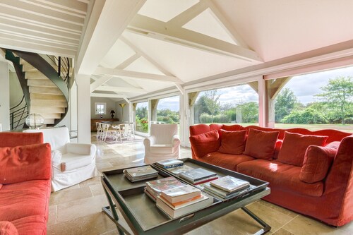 Beautiful family home with heated pool and tennis court 15 minutes from Deauville