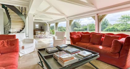 Beautiful family home with heated pool and tennis court 15 minutes from Deauville