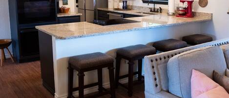 Refrigerador, microondas, horno y parrilla de estufa