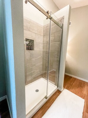 Shower, towels - The Prickly Pear by Curated Stays: King Bed (Abilene)