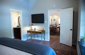 3 bedrooms, desk, iron/ironing board, free WiFi