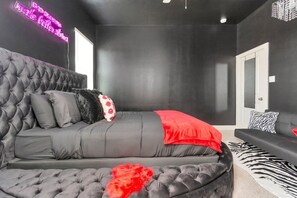 3 bedrooms, iron/ironing board, WiFi, bed sheets - Vibrant Twnhome near Med. Ctr | Dwntwn w/ Garage (Houston)