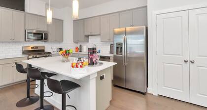 Vibrant Twnhome near Med. Ctr | Dwntwn w/ Garage