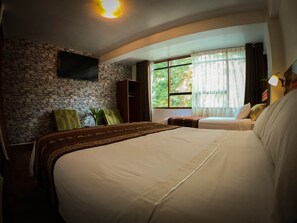 Business Triple Room | In-room safe, individually decorated, free WiFi, bed sheets - Machu Picchu Adventure House (Machu Picchu)