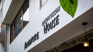 A building with a sign that reads "Machupichu House". - Machu Picchu Adventure House (Machu Picchu)