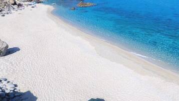 Plage, chaises longues