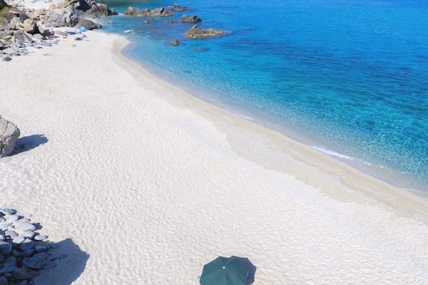 Accommodatie ligt op het strand, ligstoelen