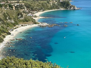 Sur la plage, chaise longue