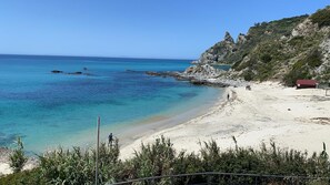 Sur la plage, chaise longue