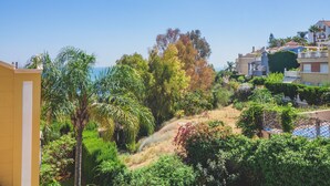 A residential area with a hillside view, including houses with balconies and a variety of vegetation. - Cubo's Gibralfaro House Center / private pool / air conditioning (Málaga)