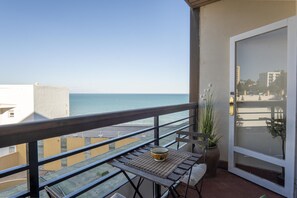 Outdoor dining - Cubo's Estudio Seaview Santa Clara 127 / free wifi / air conditioning (Torremolinos)