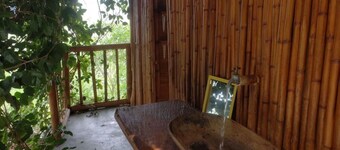 Romantic 2-bedroom cabin across from Puente de Occidente