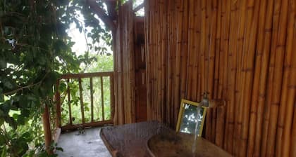 Romantic 2-bedroom cabin across from Puente de Occidente