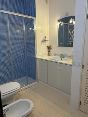 Douche, sèche-cheveux, bidet, serviettes fournies