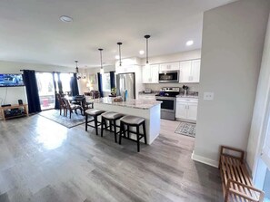 Køleskab, mikrobølgeovn, ovn, kogeplade