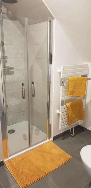 Shower, hair dryer, towels, soap - Nature cottage in Suisse Normande (Athis Val de Rouvre)